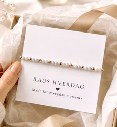 Armbånd med Lys Grå perler & gulldetaljer