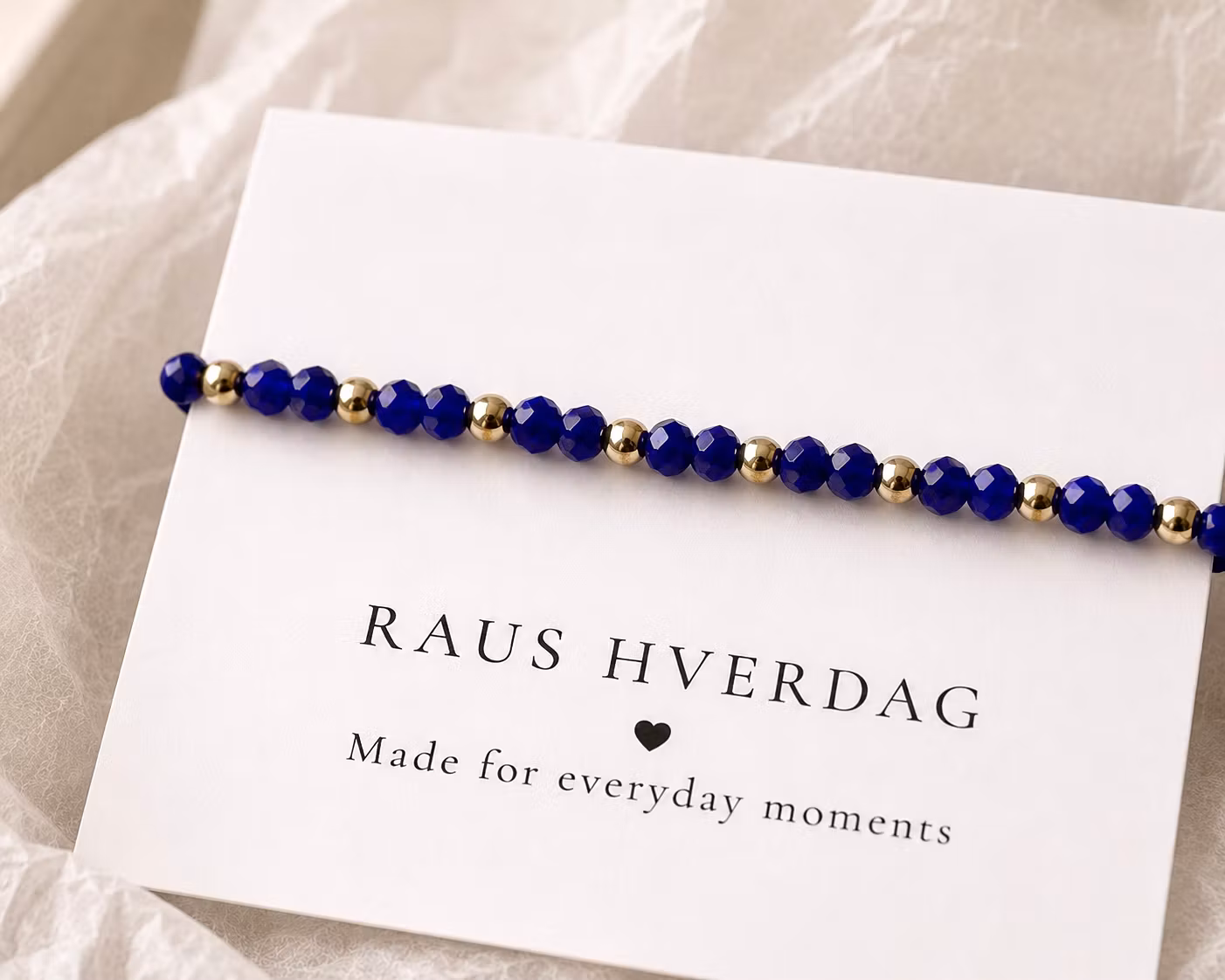 Armbånd med mørk blå perler & gulldetaljer