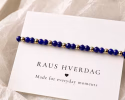 Armbånd med mørk blå perler & gulldetaljer