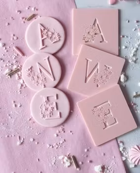 COOKIE EMBOSSER / Dekorativ stämpel "Blommig monogram"