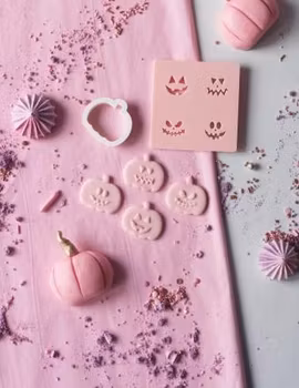 COOKIE EMBOSSER/ Halloween "4 mini pumpor plus utstickare ”