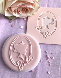COOKIE EMBOSSER/ Dekorativ stämpel "Barbie huvud i ram”