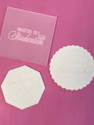 Skylt:GRATTIS TILL STUDENTEN i sugarpaste