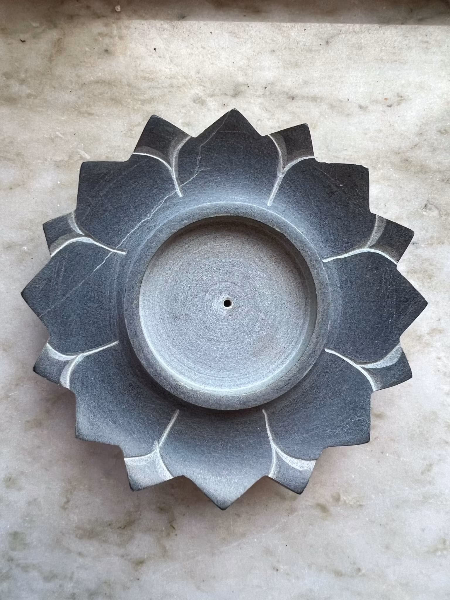 Lotus ljus- och rökelsehållare täljsten