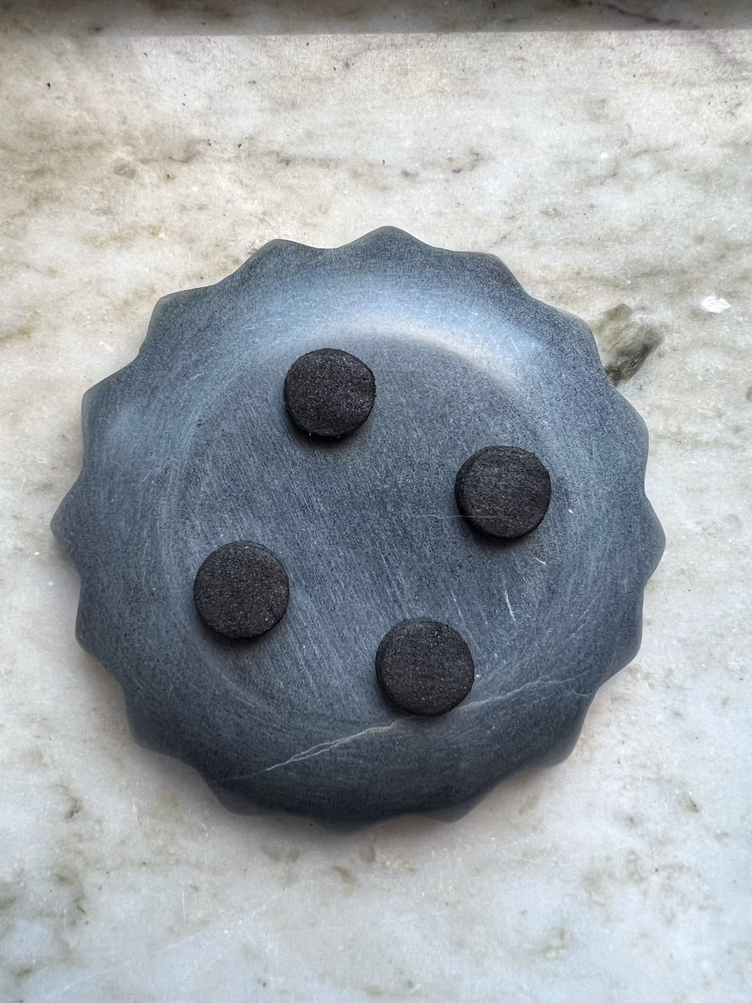 Lotus ljus- och rökelsehållare täljsten