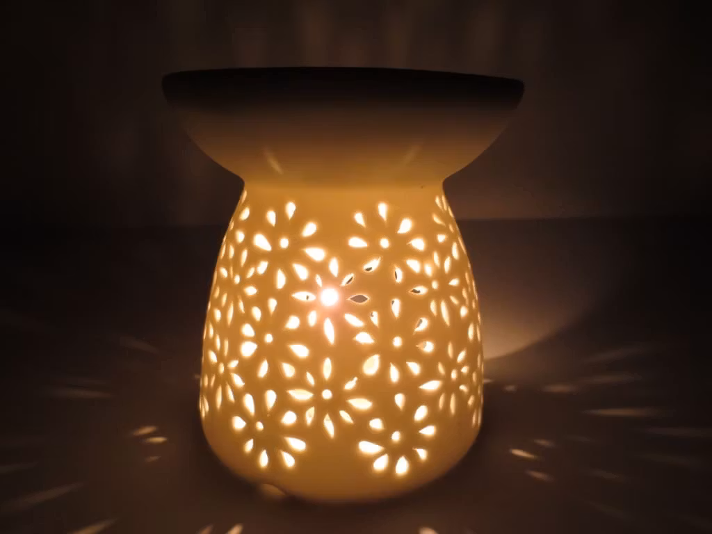 Vit Aromalampa med Blommor