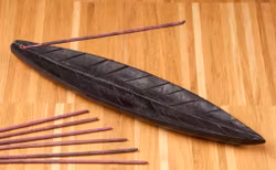 Mörkt löv, Trä, Rökelsehållare