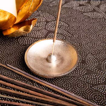 Silvrig rund rökelsehållare, Metall