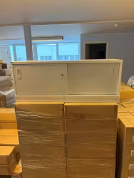 Förvaringsskåp med skjutdörrar
