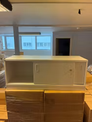 Förvaringsskåp med skjutdörrar