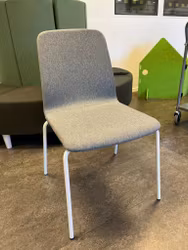 Stol Sunrise klädd i Rivet, sh 45cm, vitt stativ