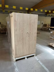 Högt materialskåp m hela luckor  B 1000 x D 470 x H 1800