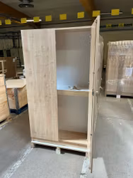 Högt materialskåp m hela luckor  B 1000 x D 470 x H 1800