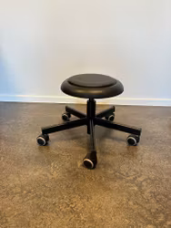 Åkstol Palett h. 32-45 cm svart metallkryss