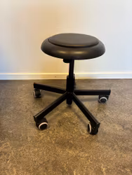 Åkstol Palett h. 32-45 cm svart metallkryss