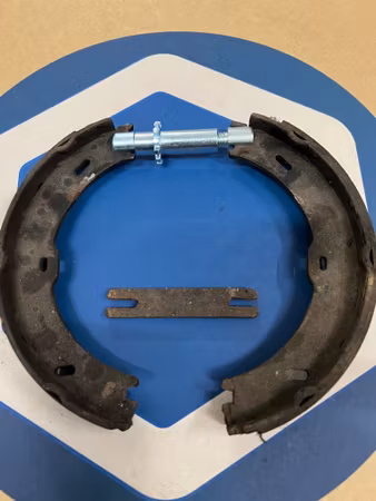 JUSTERSKRUV HANDBROMSBACKAR VOLVO