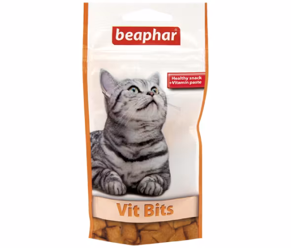 Framsidan av Beaphars Vit-Bits. Ett nyttigt godis som innehåller taurin, med mera. På framsidan sitter en ivrig katt.