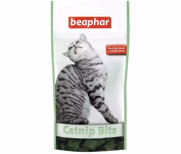 Framsidan av Beaphar Catnip Bits, ett kattgodis med kattmynta. På framsidan sitter en söt och ivrig katt.