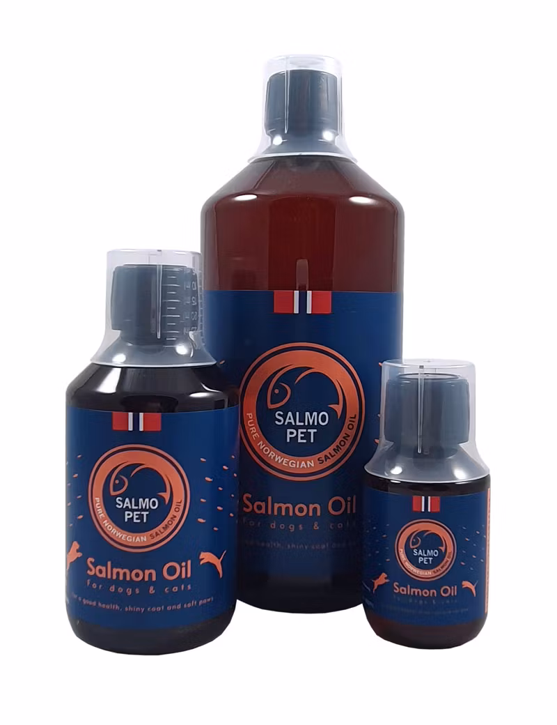 Tre stycken burkar med Salmopet Laxolja i tre olika storlekar. Salmopet laxolja 1000 ml står bakom de andra flaskorna.