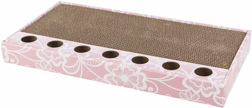 En rosa klösbräda i wellpapp.