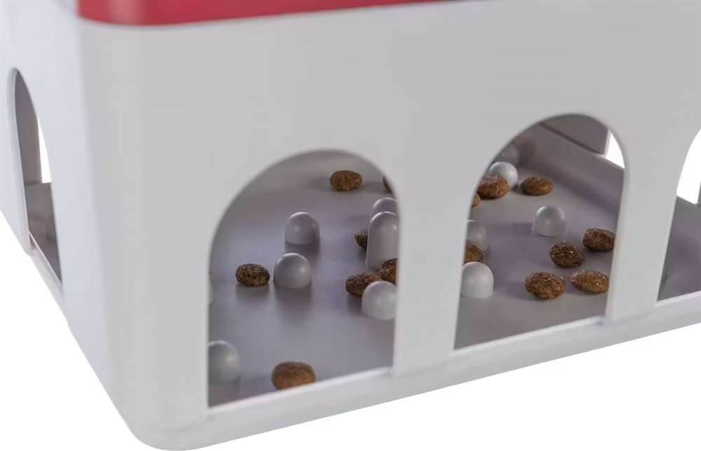 Ett litet aktivitetshus för katter med kattgodis på insidan.