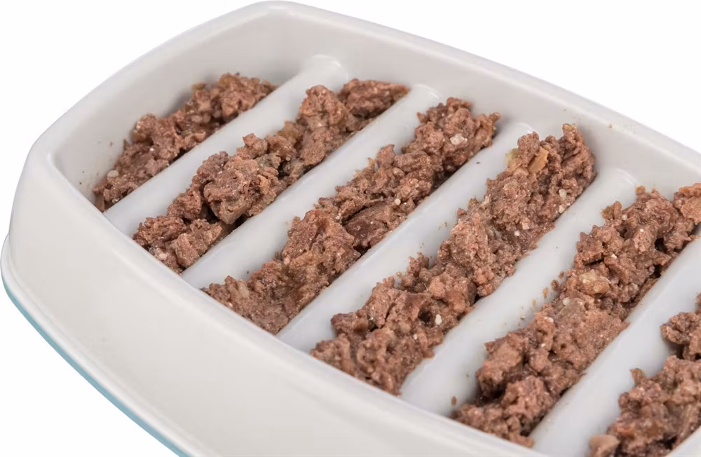 En vit slow feeder med våtfoder.