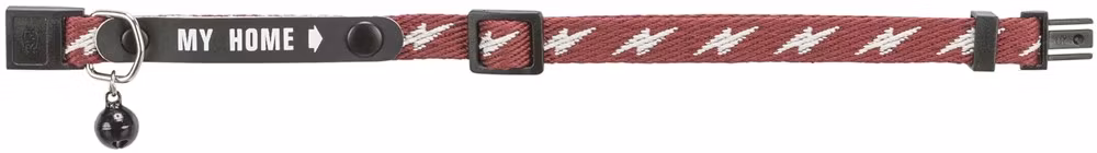 Ett vinrött katthalsband med motiv med blixtar, samt bjällra och adressflik.