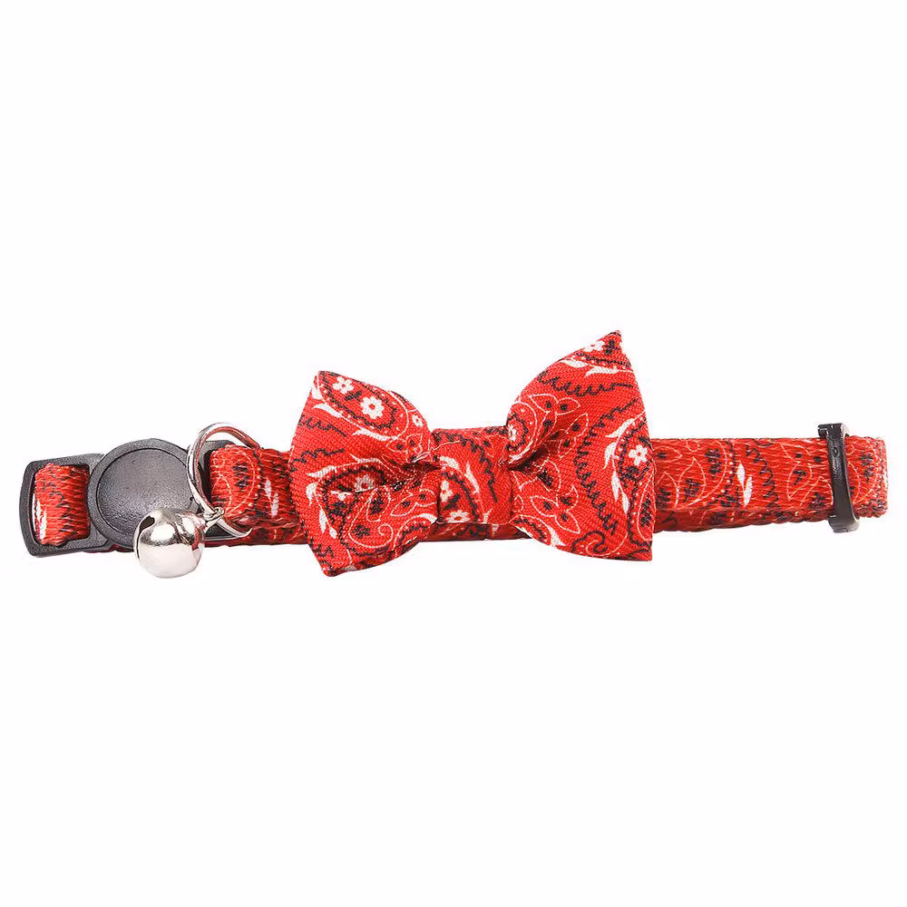 Ett rött halsband för katter. Här finns bjällra och rosett.