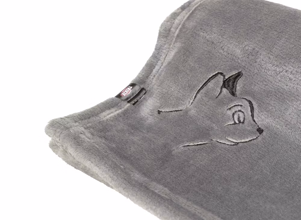 En broderad katt på en kattfilt.