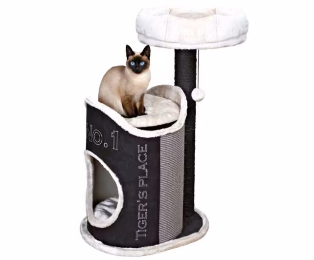 En lyxig klösmöbel med två mysiga kattbäddar, tillsammans med en kattgrotta. Söt liten vit katt sitter på möbeln.