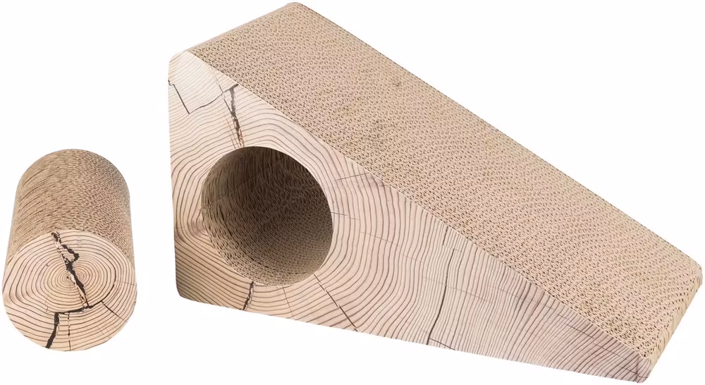 En liggande klösbräda i papp, tillsammans med en liten sisalrulle.