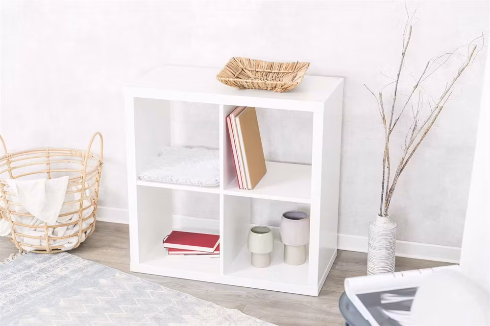 En vit lurvig dyna som ligger i en hylla.