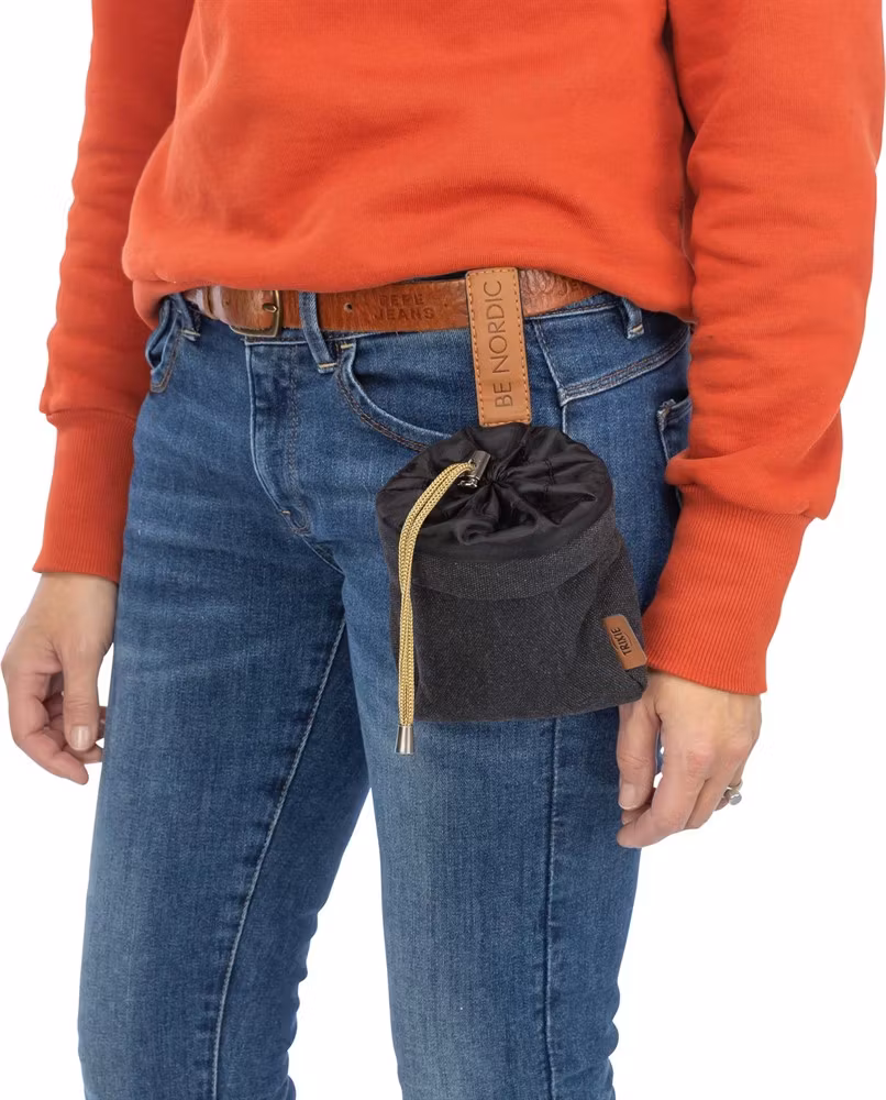 Svart godisväska från BE NORDIC - 10 × 14 cm