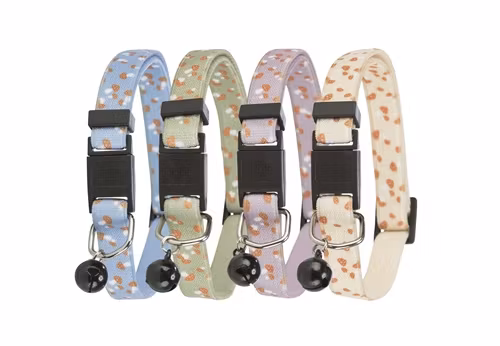 Fyra stycken katthalsband med svampmotiv i olika färger.