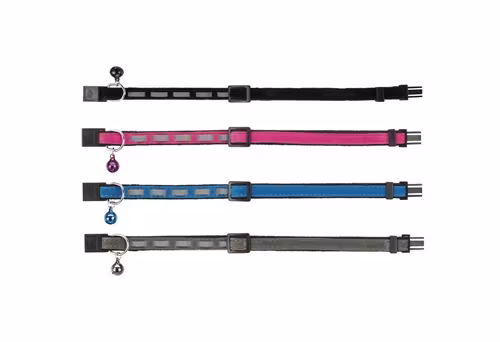 Fyra stycken katthalsband i sammet i olika färger.