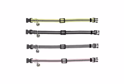 Fyra stycken katthalsband för kattungar, alla i olika färger.