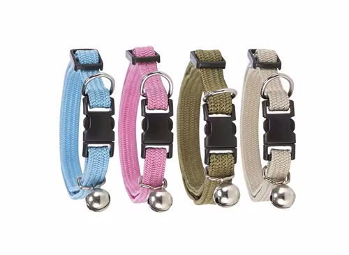 Fyra stycken katthalsband i olika färger.