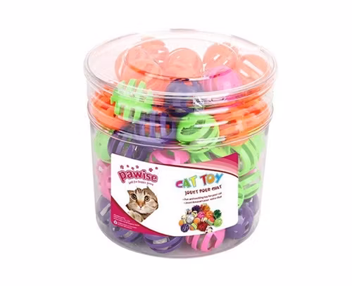 En burk med plastbollar i olika färger.