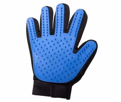 En svart och blå pälshandske.