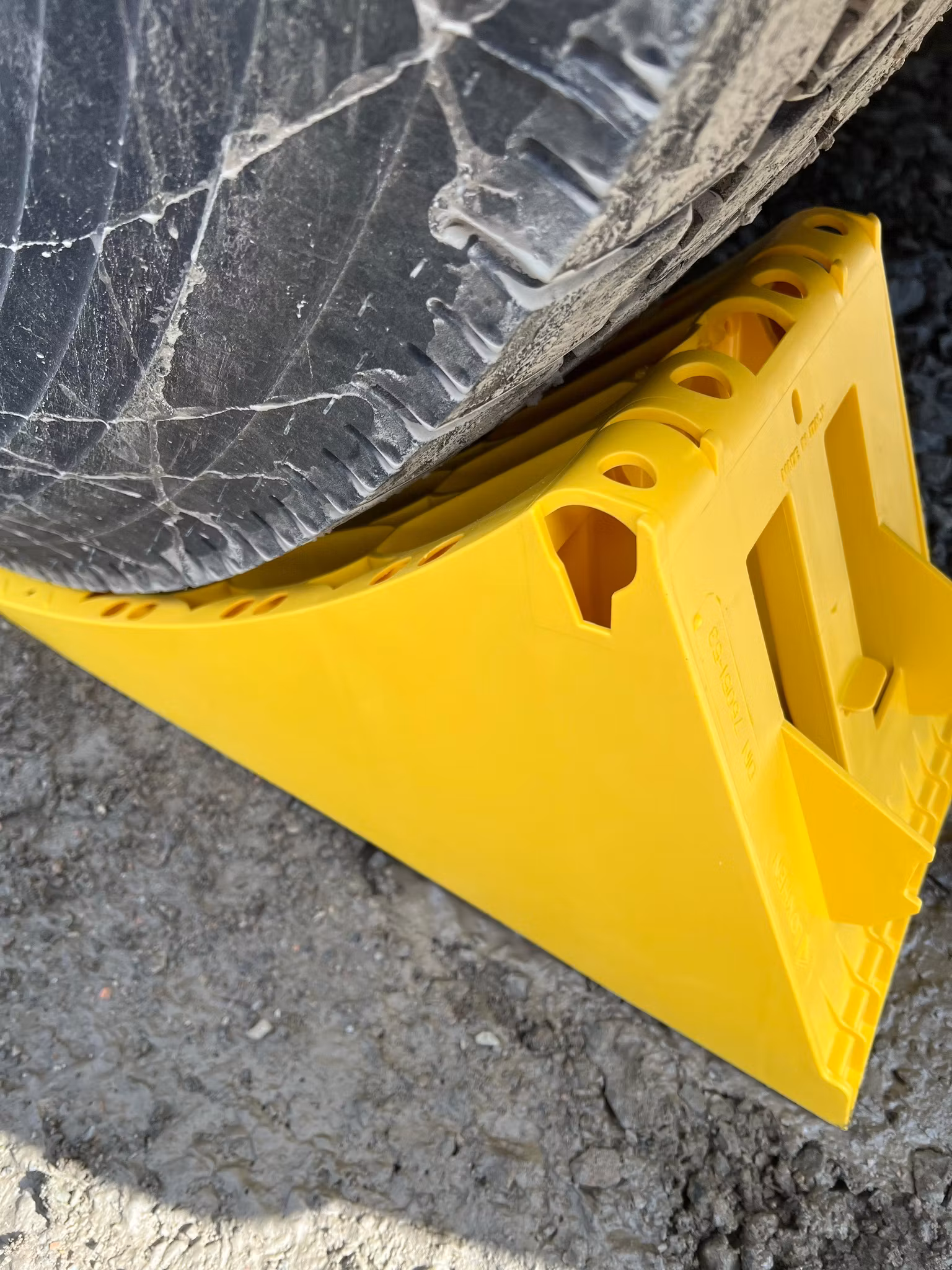 Hjulstopp / Stoppkloss - Lastbil - gul - plast