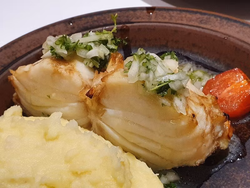 Ovnsbakt klippfisk med potet- og persillerotpuré