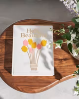 Lyxigt Fotoalbum "hello beautiful" i Vitt Tyg – Med Tulpaner & Guldfolie