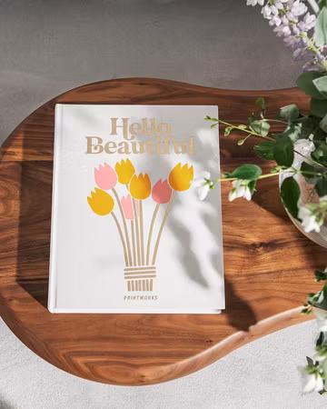 Lyxigt Fotoalbum "hello beautiful" i Vitt Tyg – Med Tulpaner & Guldfolie