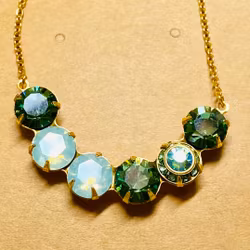Halsband ljusgrön opal