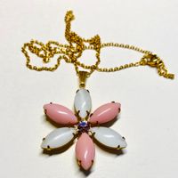 Halsband med rosa/vit hänge