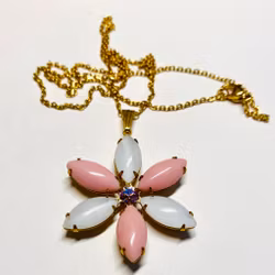 Halsband med rosa/vit hänge