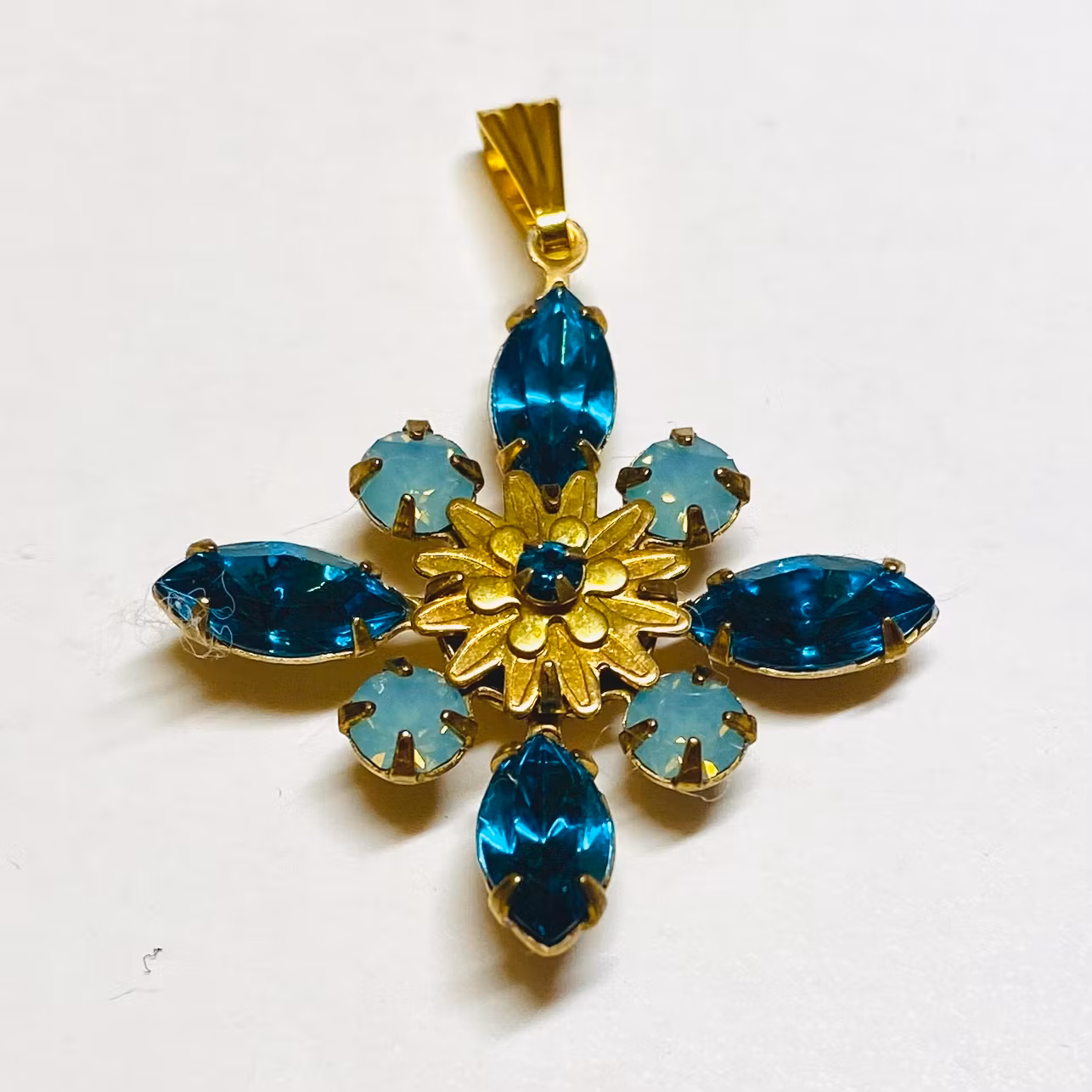 Halsband med blå/blå opal hänge