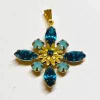 Halsband med blå/blå opal hänge