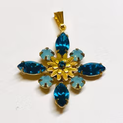 Halsband med blå/blå opal hänge