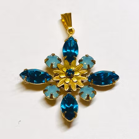 Halsband med blå/blå opal hänge